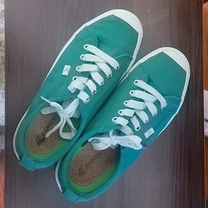 Cariuma 7.5 green tennis shoes